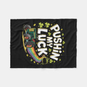 Pushin My Luck Tractor Clover St Patricks Day Fun Fleecedecke (Vorderseite (Horizontal))