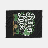 Pushin My Luck Tractor Clover St Patricks Day Fun Fleecedecke (Vorderseite (Horizontal))