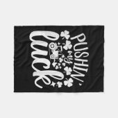 Pushin My Luck Tractor St. Patricks Day Irish Hu Fleecedecke (Vorderseite (Horizontal))