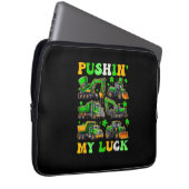Pushing My Luck Construction Trucks St Patrick's D Laptopschutzhülle (Vorne Rechts)
