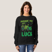 Pushing My Lucky Tractor St Patrick's Day Shamrock Sweatshirt (Vorne ganz)