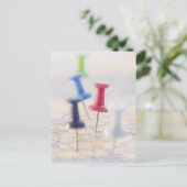 Pushpins in einer Karte (Stehend Vorderseite)