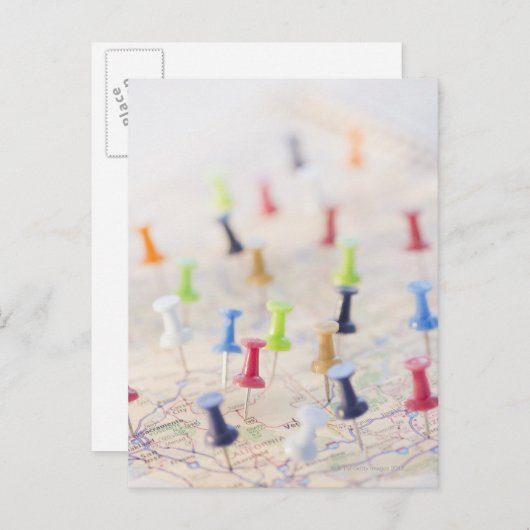 Pushpins in einer Karte (Vorne/Hinten)
