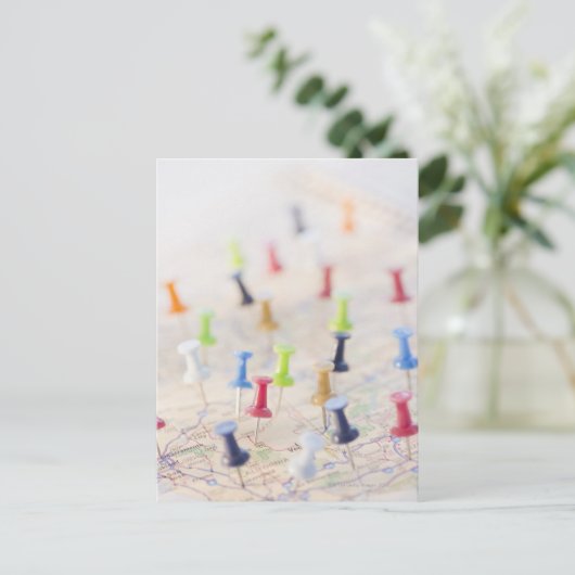 Pushpins in einer Karte (Stehend Vorderseite)