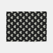 Pussywillow Gray Polka Herz auf schwarz Fleecedecke (Vorderseite (Horizontal))