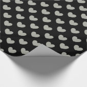 Pussywillow Gray Polka Herz auf schwarz Geschenkpapier (Ecke)