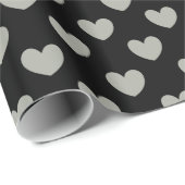 Pussywillow Gray Polka Herz auf schwarz Geschenkpapier (Rolleneckpunkt)