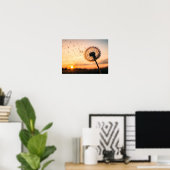 Pusteblume fliegt durch die Luft Poster (Heimbüro)