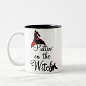 Puttin' auf der Hexe Zweifarbige Tasse (Links)