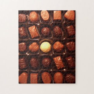 Puzzle, das Kasten der Praline kennzeichnet Puzzle