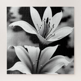 Puzzle mit schwarzen und weißen Lilien