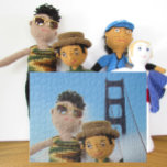 Puzzle - Puzzle auf Urlaub<br><div class="desc">Junge Puppen Urlaub in San Francisco. Zwei Häkelpuppen nahmen sich vor der Golden Gate Bridge einen Eselofen. Eine Puppe trägt eine Sonnenbrille,  die andere einen Hut. Nebel rollt auf dem Deck der Brücke ein.</div>