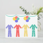 Pyjamas in einem Reihen-Pyjama-Party Einladung (Stehend Vorderseite)