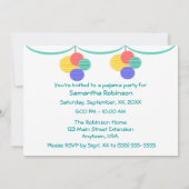 Pyjamas in einem Reihen-Pyjama-Party Einladung (Rückseite)