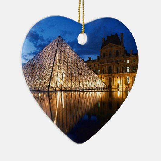 Pyramide im Louvre-Museum, Paris, Frankreich Keramikornament (Rechts)