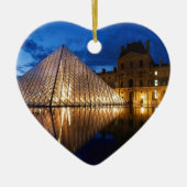 Pyramide im Louvre-Museum, Paris, Frankreich Keramikornament (Vorne)