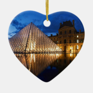 Pyramide im Louvre-Museum, Paris, Frankreich Keramikornament