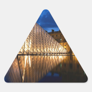 Pyramide in Louvre Museum, Paris, Frankreich Dreieckiger Aufkleber