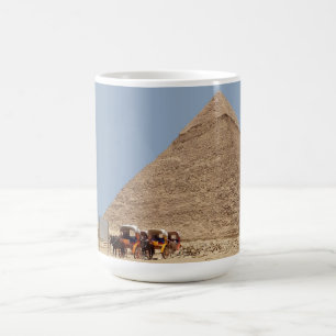 Pyramide von Ghafre und eine Reihe von Streitwagen Kaffeetasse