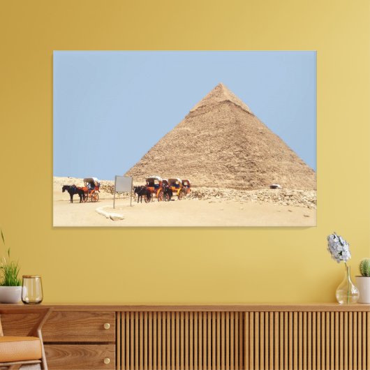 Pyramide von Ghafre und eine Reihe von Streitwagen Leinwanddruck (Insitu (Wohnzimmer))