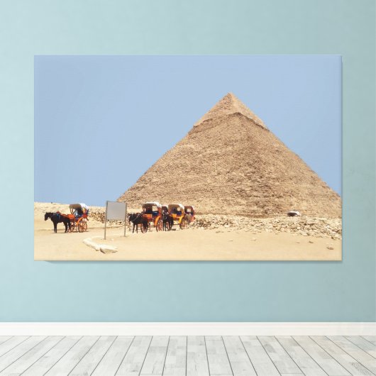 Pyramide von Ghafre und eine Reihe von Streitwagen Leinwanddruck (Insitu (Holzboden))