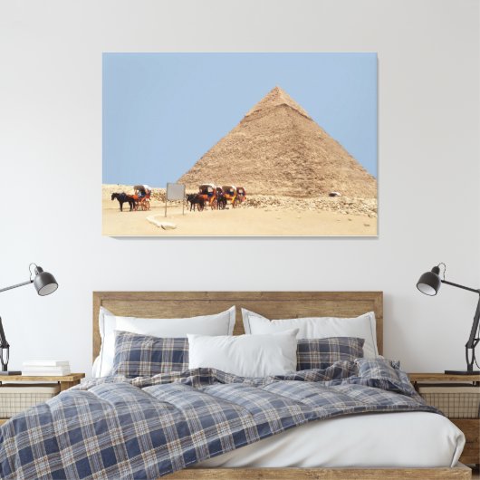 Pyramide von Ghafre und eine Reihe von Streitwagen Leinwanddruck (Insitu (Schlafzimmer))