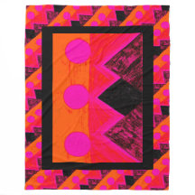 Pyramiden anderer Welten in Rosa und Orange