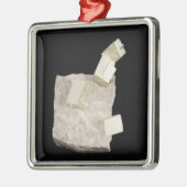 Pyrit-Kristalle im Schiefer Silbernes Ornament (Links)