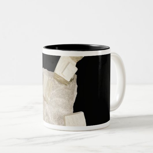 Pyrit-Kristalle im Schiefer Zweifarbige Tasse (VorderseiteRechts)