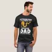 Python Vater wie ein regelmäßiger Vater, aber mit T-Shirt (Vorne ganz)
