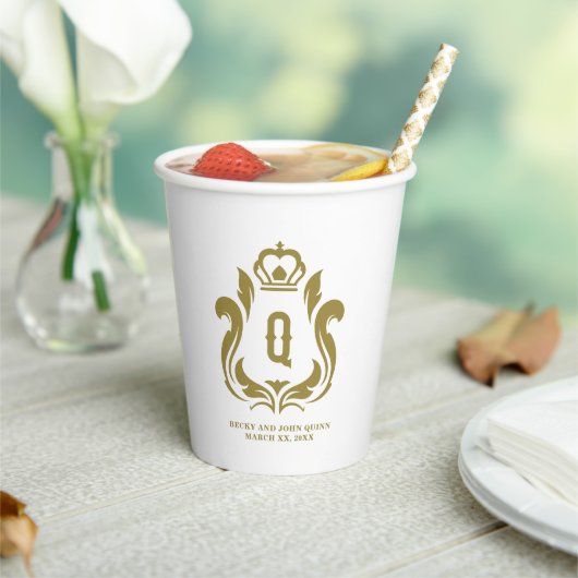 Q Monogram Gold Wappen Paper Cup Pappbecher (In Situ)