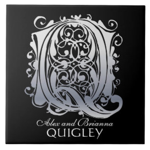 Q Monogramm "Silver Lace on Black" mit Namensliste Fliese