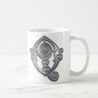 Q Roman Spiral Monogram Tasse