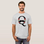 Q-Schnurrbart T-Shirt (Vorne ganz)