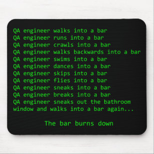 Qa-Ingenieur geht in ein Bar Mousepad