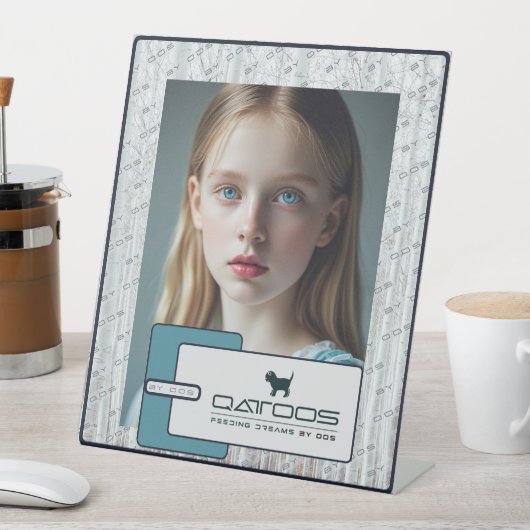 QATTOOS SOCKELSCHILD (In Situ)