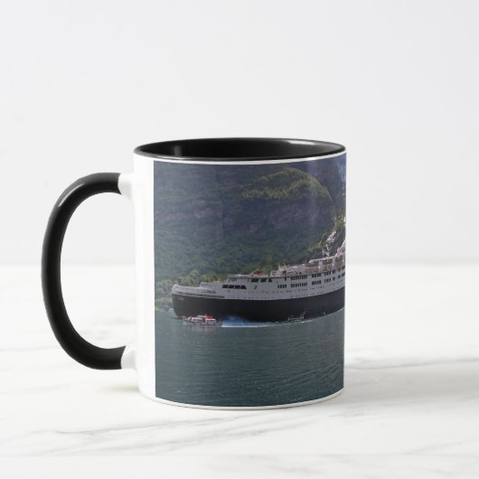 QE2 am Anker Tasse (Links)