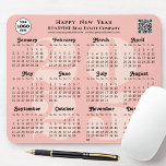 QR-Code 2025 für das Calendar-Business-Logo Rosa R Mousepad<br><div class="desc">2025 Calendar Business Logo, QR-Code Modernes Rosa Minimalistisch Mouse Pad. Alle Texte sind so vorbereitet, dass Sie sie einfach und schnell mit Ihren eigenen Details personalisieren können. Herzlichen Glückwunsch an alle einen schönen Urlaub und ein Phantastisches Neues Jahr! Für viele andere Kartendesigns besuchen Sie bitte: (Business Holiday Cards) https://www.zazzle.com/collections/119095696689680604 (Business...</div>