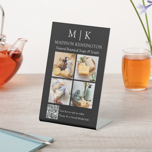 QR-Code 4-Foto für Monogramm oder Add-Logos Sockelschild (In SItu)