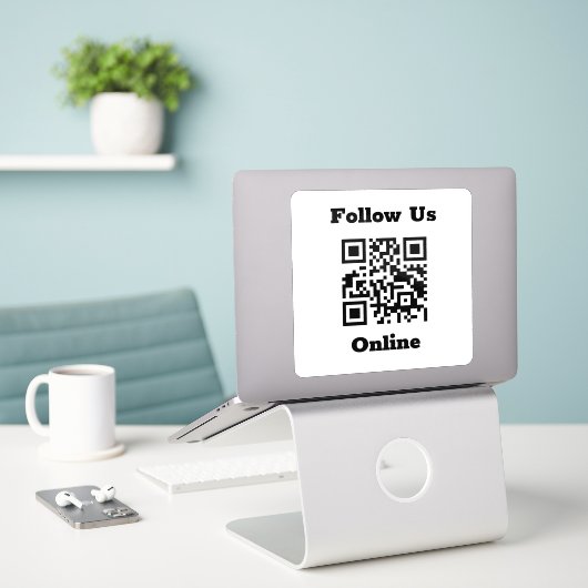 QR-Code auf einem Aufkleber (Laptop auf Schreibtisch)