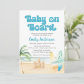 QR Code Baby an Bord Surfboard Beach Shower Boy Einladung (Stehend Vorderseite)