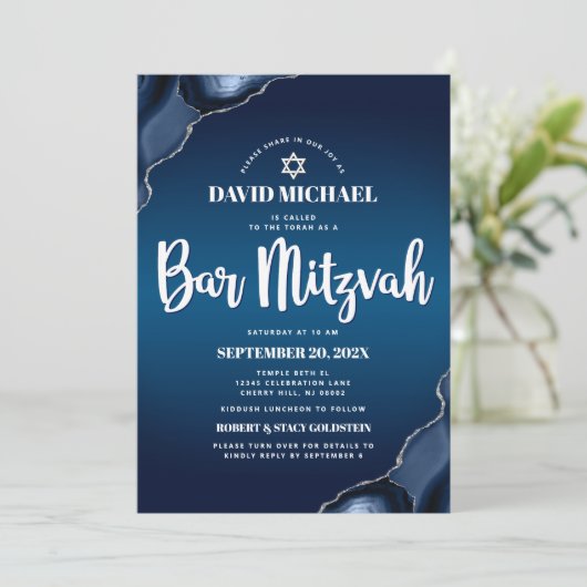 QR-Code Bar Mitzvah Navy Blue Ombre Agate Script Einladung (Stehend Vorderseite)