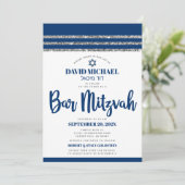 QR Code Bar Mitzvah Navy Blue Silver Tallit Script Einladung (Stehend Vorderseite)