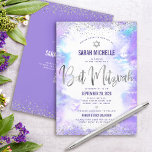 QR Code Bat Mitzvah Lila Wasserfarbe Silberfolie Einladung<br><div class="desc">Seien Sie stolz, freuen Sie sich und präsentieren Sie diesen Meilenstein Ihres Lieblings-Bat Mitzvah! Versenden Sie diese atemberaubende, moderne, personalisierte QR-Codeeinladung für eine Veranstaltung, an die Sie sich erinnern können. Funkelnd Imitate silberne Folienskripte, Glitzer Punkte, Star of David und handgeschriebene Schrift Typografie überlagern einen leichten lila Aquarellhintergrund. Auf der Rückseite,...</div>