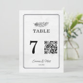 QR Code Beige Elegante Hochzeitkarte Tischnummer (Stehend Vorderseite)