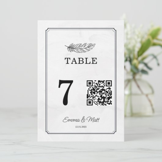 QR Code Beige Elegante Hochzeitkarte Tischnummer (Stehend Vorderseite)