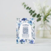 qr code Blue Watercolor Wildblumen Hochzeit Begleitkarte (Stehend Vorderseite)