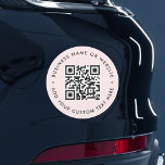 QR-Code | Blütenrosa Moderner Rundstoßer Auto Magnet<br><div class="desc">Eine einfache,  benutzerfreundliche,  rosa QR Code Autoaufkleber Magnetvorlage im modernen minimalistischen Stil,  die einfach mit Ihrem QR-Code,  Ihrem Firmennamen oder Ihrer Website und benutzerdefinierten Text aktualisiert werden kann,  z.B. zum #QRcode #Autoaufkleber #business.</div>