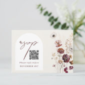 QR Code Burgundy Anemone Arch Floral Wedding RSVP Karte (Stehend Vorderseite)