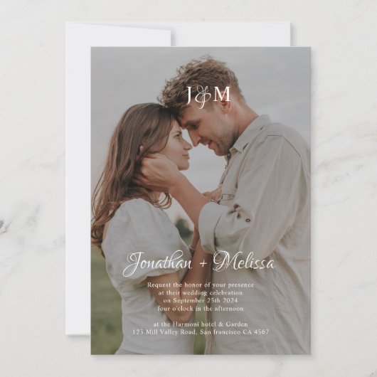 QR Code Burgundy Budget Monogram Overlay Hochzeit Einladung (Vorderseite)